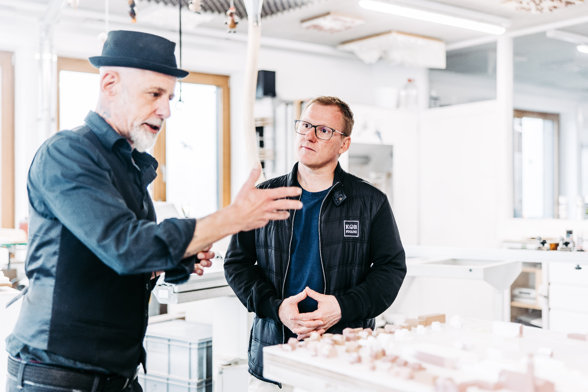 Jochen Köb von KOEB Finanz im Gespräch mit Martin Stocker in seiner Modellbau-Werkstatt