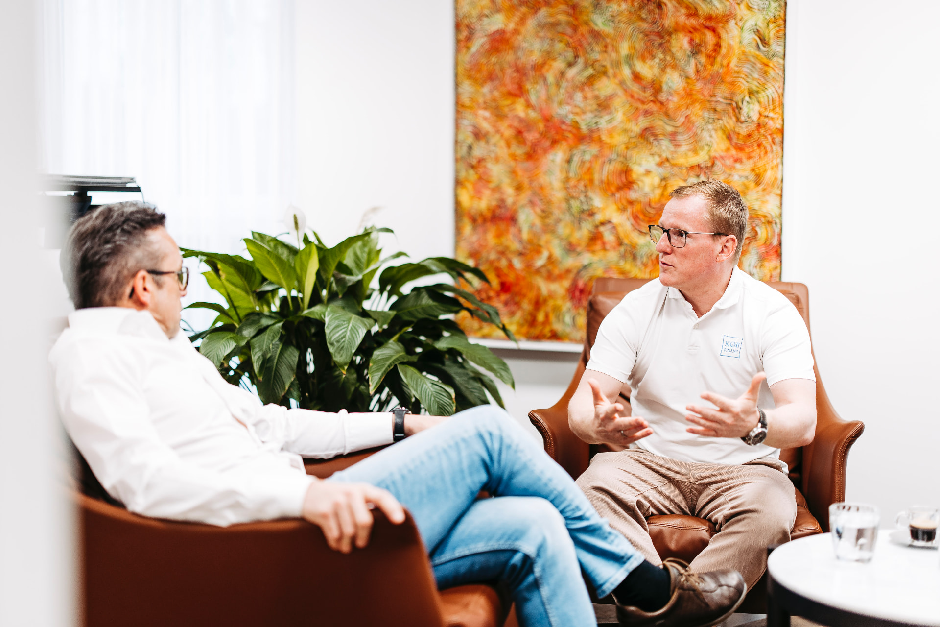 Jochen Köb von KOEB Finanz im Beratungsgespräch mit einem Firmenkunden