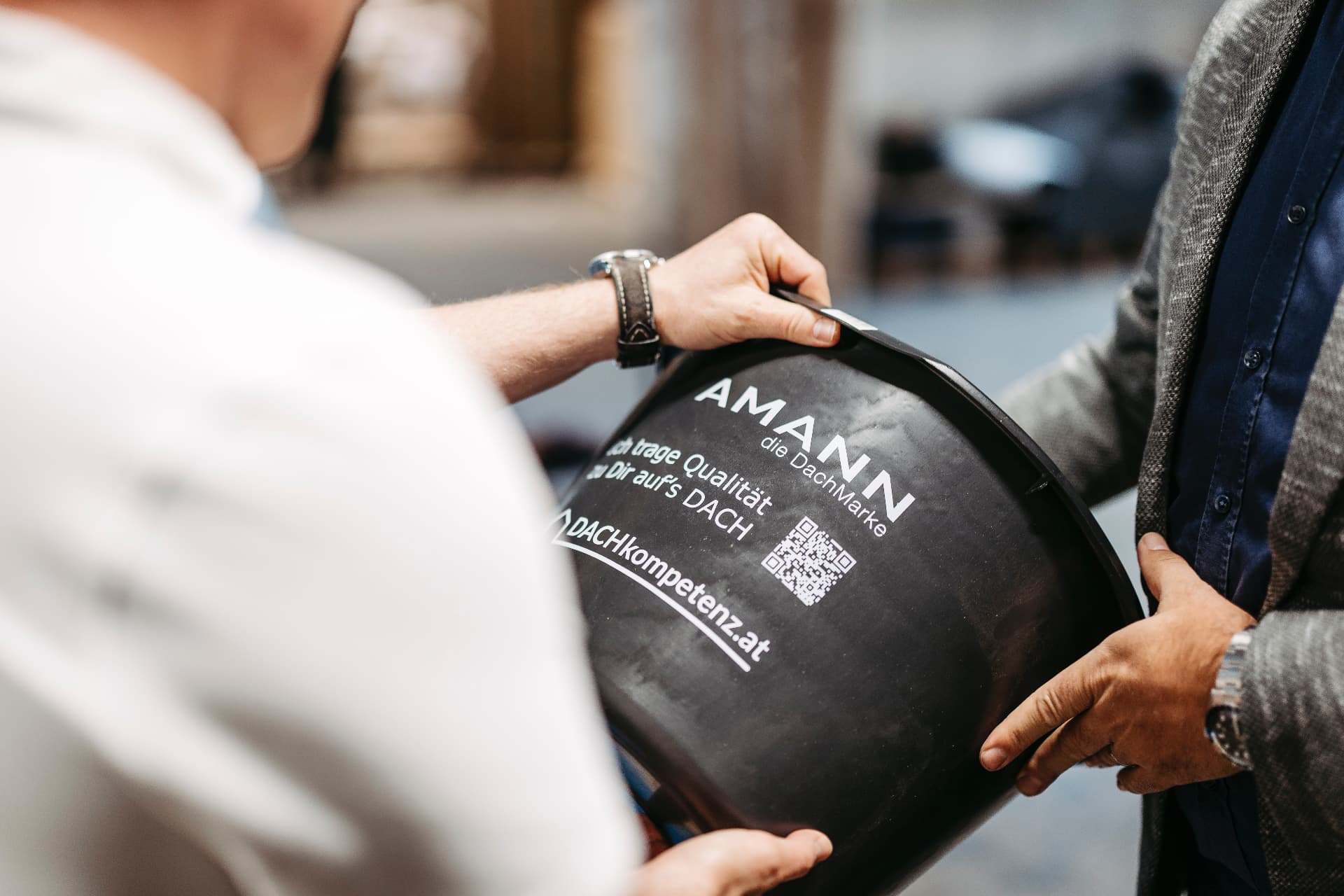 Amann Dachmarke – Produkt mit AMANN-Schriftzug in der Lagerhalle
